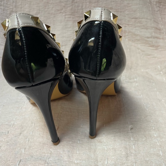 Chris-T Pumps, Black/Tan with Gold metal details 4 inches - Picture 2 of 5